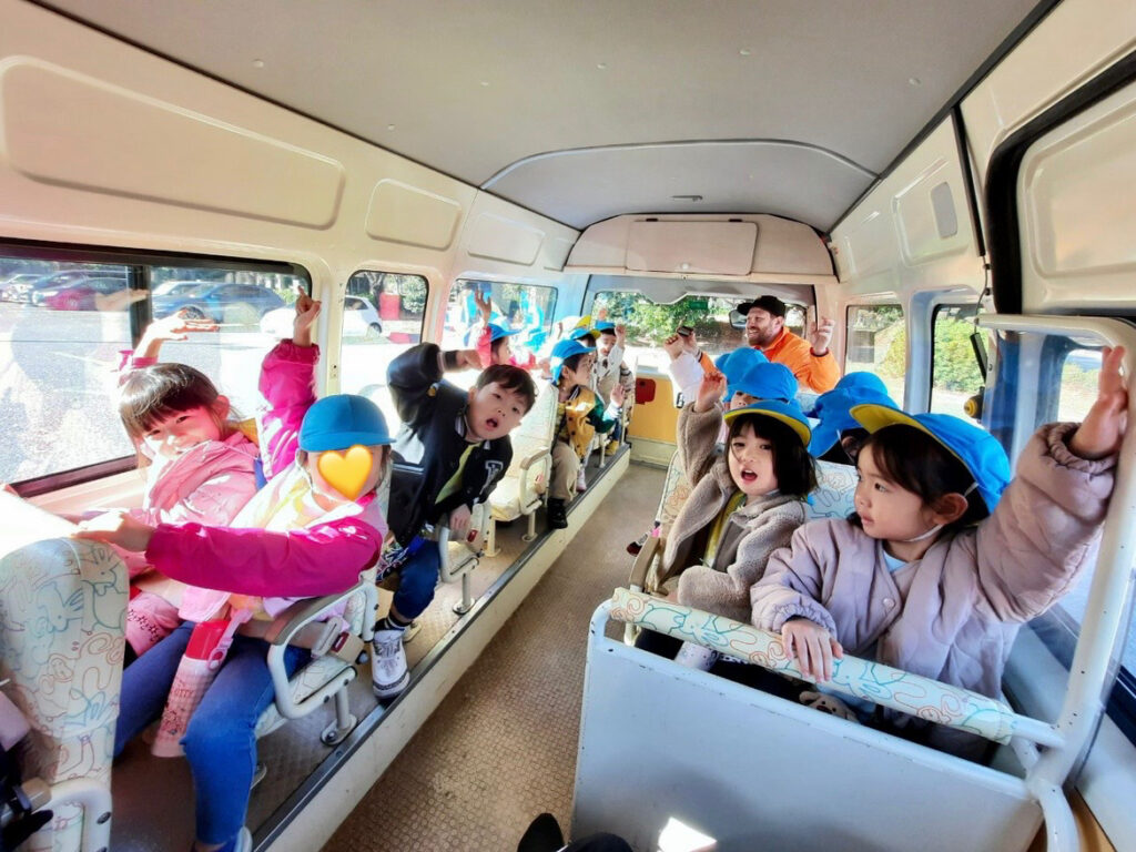 江東区　インターナショナル保育園　送迎バス